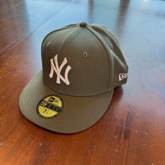 Yankees Fitted Cap - Picture 1 of 4